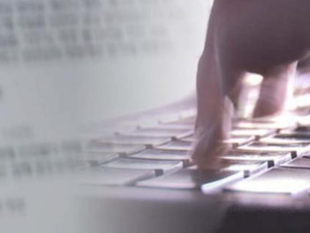 Đời sống Showbiz - Truy tố 1 công chức bình luận quấy rối tình dục nữ ca sĩ