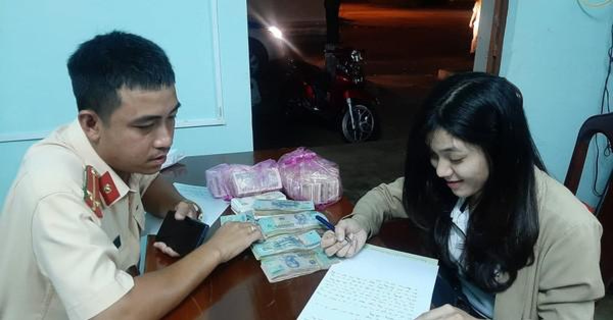 Tin tức trong ngày - Tìm được túi xách chứa hơn 100 triệu đồng để quên trên xe khách