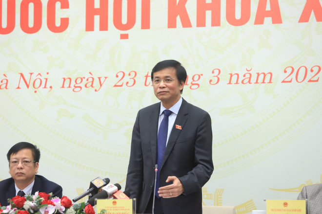 Ông Nguyễn Hạnh Phúc chủ trì buổi họp báo