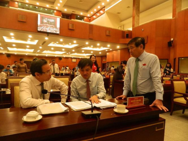 Ông Nguyễn Văn Nên (ngoài cùng bên trái) nghe lãnh đạo UBND TPHCM báo cáo tại kỳ họp thứ 24 HĐND TPHCM vào sáng 23/3
