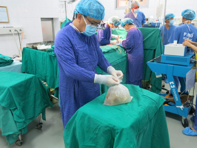 Một ca ghép tạng ở Bệnh viện Việt Đức sau khi nhận tạng từ Bệnh viện 108. Ảnh minh hoạ
