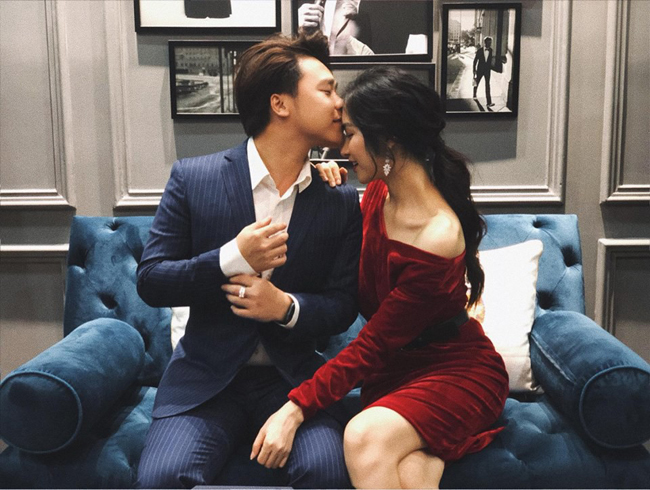 Được ông xã cưng chiều, đáp lại Hòa Minzy cũng rất biết cách lấy lòng khi tặng đồng hồ tiền tỷ cho Minh Hải.
