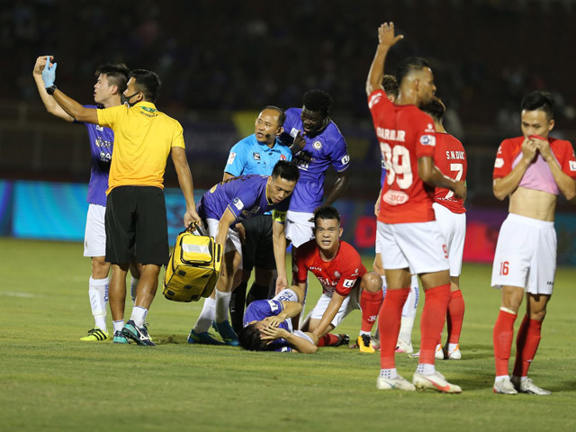 Bóng đá - Hoàng Thịnh khiến Hùng Dũng chấn thương nặng, cộng đồng mạng "dậy sóng"