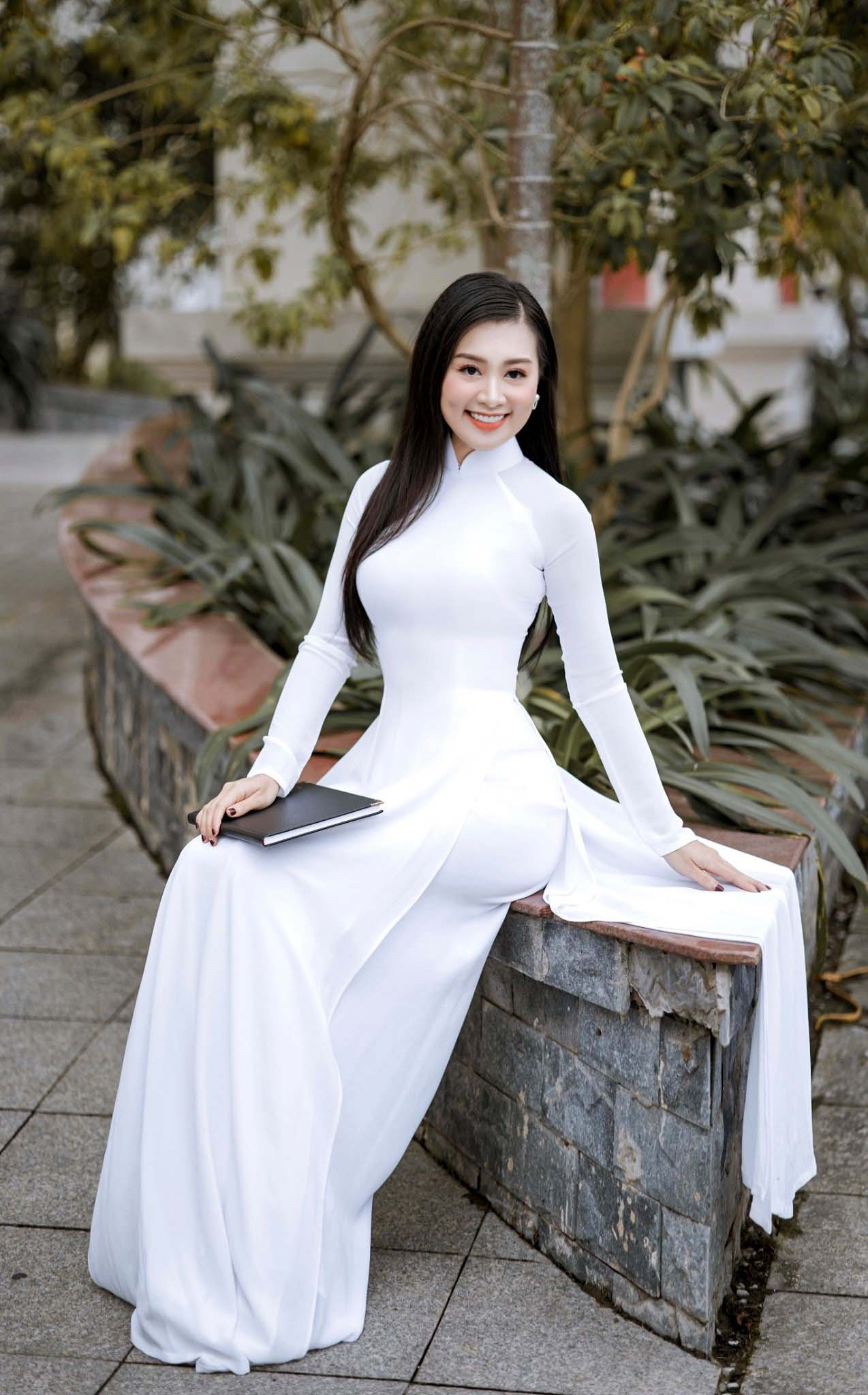 Hiện nay, cô đang công tác tại Đại học Vinh, chuyên ngành Báo chí - Truyền thông, kiêm Biên tập viên Truyền hình Đài PTTH Nghệ An.