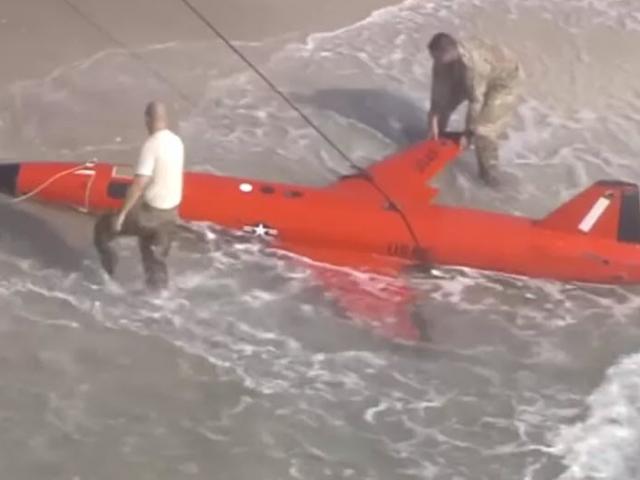 Thế giới - Cư dân Florida tìm thấy vật thể bí ẩn dài 6m trôi dạt bờ biển