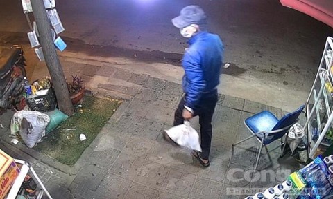 HÌnh ảnh nghi phạm Bình rời khỏi hiện trường sau khi gây án