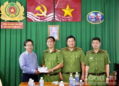 Lãnh đạo Quận uỷ, UBND Q.Tân Phú trao tặng phần thưởng cho Đội CSHS CAQ.Tân Phú vì thành tích khám phá án nhanh