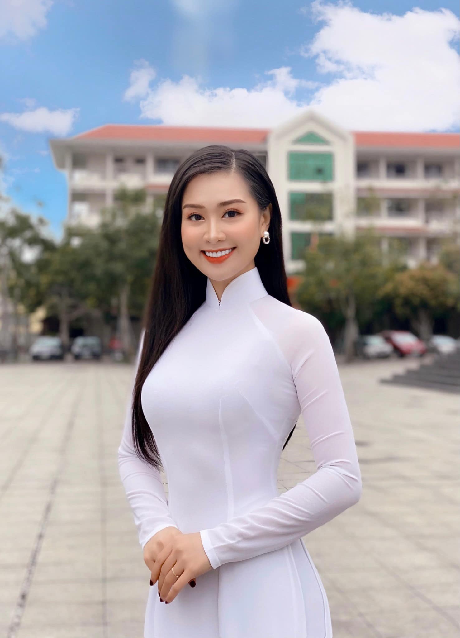 Lê Hà Phương được các sinh viên trong trường ưu ái gọi với danh xưng "Nữ giảng viên có vòng eo chuẩn nhất hệ mặt trời".