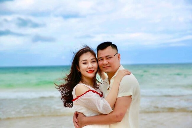 Là một nghệ sĩ hài nổi tiếng nhưng Tự Long lại đặc biệt kín tiếng trong chuyện đời tư. Chính vì vậy, chỉ đến khi nam danh hài công khai tổ chức hôn lễ, khán giả mới biết anh tái hôn vào năm 2015 với bà xã kém 12 tuổi.
