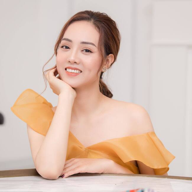 Ngọc Hà cho biết không quan tâm tới quá khứ của ông xã, thậm chí còn kết thân với 2 người vợ cũ cùng các con riêng của anh. 
