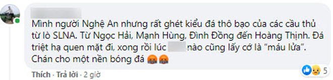 Một cổ động viên tới từ Nghệ An cũng không thể đồng tình với pha vào bóng của Hoàng Thịnh