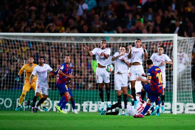Vua đá phạt số 1 châu Âu: Messi thua SAO Southampton, Ronaldo thảm họa - 1