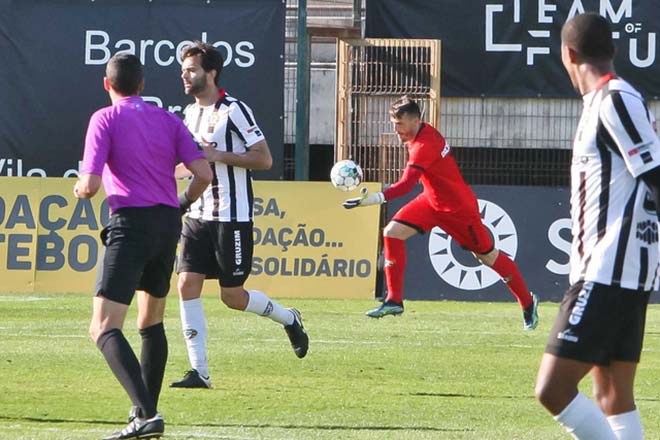 Ricardo Nunes phát bóng thẳng vào cầu môn Mafra để ghi bàn