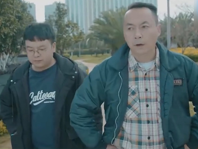 Video Clip Cười - Ông bố dạy con trai biết thế nào là "anh em chí cốt" và cái kết