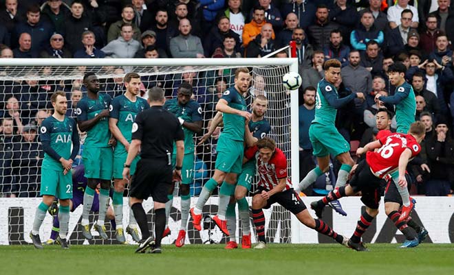 Vua đá phạt số 1 châu Âu: Messi thua SAO Southampton, Ronaldo thảm họa - 3