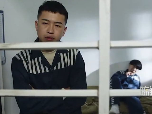 Video Clip Cười - Chỉ vì mê game mà chàng trai làm hỏng cả việc lớn