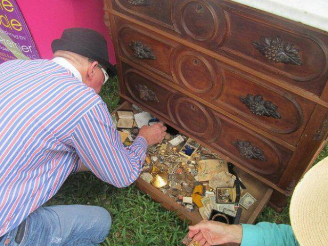 Kinh doanh - Cụ ông mua tủ 300 năm sốc nặng khi nhìn vào ngăn kéo chật kín vàng ròng