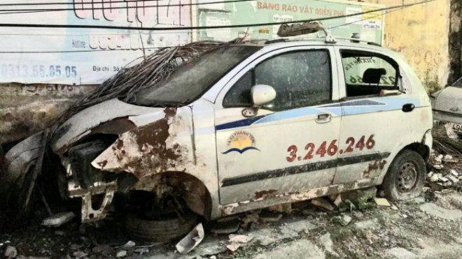 Sự có mặt của những chiếc taxi "rác" khiến cho nơi này rất mất vệ sinh môi trường và mỹ quan đô thị. Thậm chí đây còn là nơi ẩn náu của chuột bọ và những côn trùng mang mầm mống bệnh truyền nhiễm