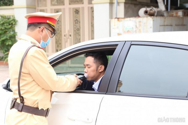 Hầu hết các phương tiện đi qua đều bị Tổ Đặc biệt Công an tỉnh Hà Tĩnh dừng kiểm tra nồng độ cồn.