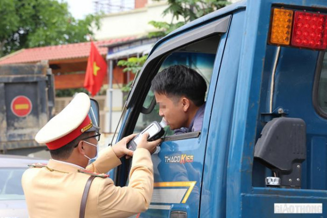 Hay như tài xế xe cứu hộ giao thông cũng phải bị kiểm tra nồng độ cồn