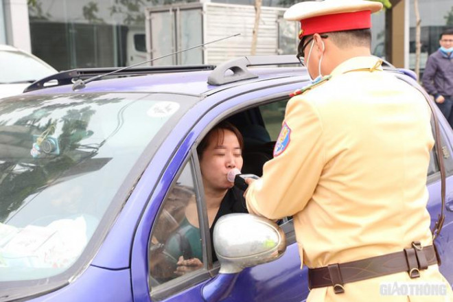 Thậm chí là tài xế nữ cũng bị Tổ Đặc biệt kiểm tra nồng độ cồn