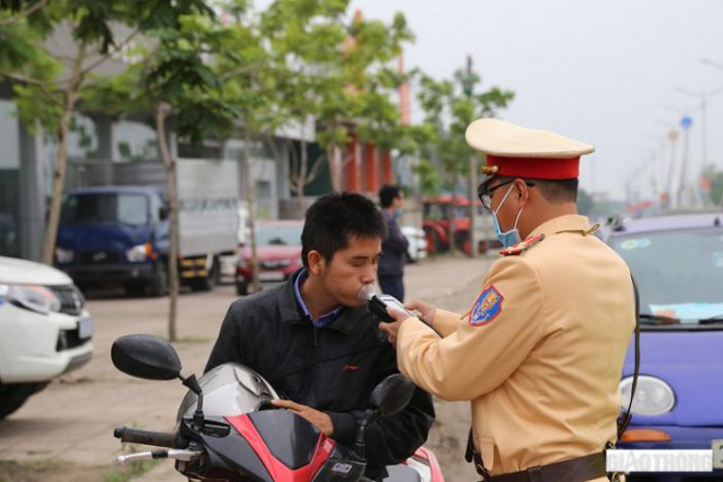 Bên cạnh tài xế xe ô tô, nhiều tài xế xe máy có dấu hiệu nghi vấn cũng bị dừng xe kiểm tra