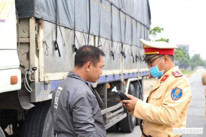 Tài xế Phan Văn H. cho biết, anh uống rượu từ tối qua nhưng giờ vẫn vi phạm nồng độ cồn và đây là bài học nhớ đời cho anh trong việc chấp hành các quy định của pháp luật khi tham gia giao thông