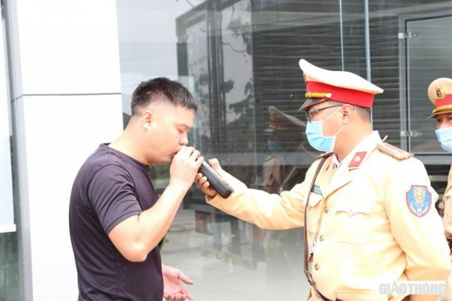 ​​Sau khi bị dừng kiểm tra, tài xế xe tải Trương Huy N. tìm mọi cách trốn việc kiểm tra nồng độ cồn nhưng tổ công tác vừa khéo léo tuyên truyền vừa kiên quyết kiểm tra. Sau một thời gian tìm mọi cách trốn tránh nhưng bất thành, tài xế Trường Huy N. đành chấp nhận sự kiểm tra nồng độ cồn của tổ công tác