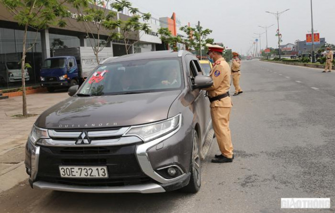 Tài xế Phạm Đình Thông (60 tuổi, ở Hà Nội) điều khiển xe ô tô con 30E - 732.13 rất phấn khởi về Nghị định 100 và mong các lực lượng chức năng tăng cường tuần tra, kiểm soát xử lý nghiêm các trường hợp cố tình vi phạm