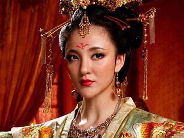Thế giới - Vị hoàng hậu thẳng tay tát hoàng đế bật máu vì ghen tuông