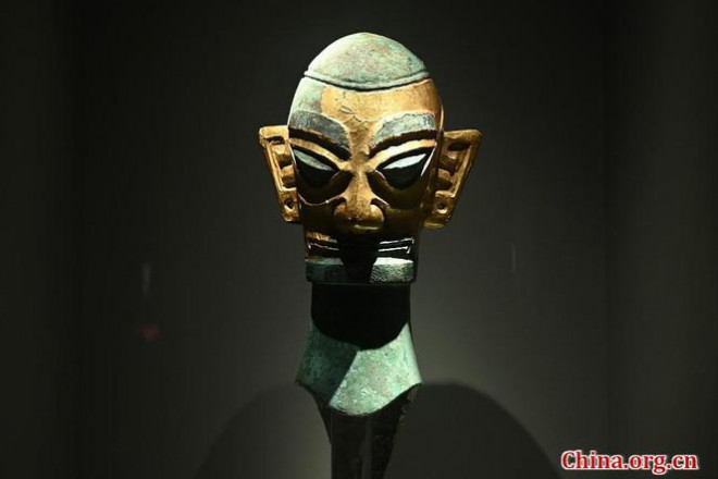 Một trong những tác phẩm điêu khắc hình đầu được dát vàng ở mặt.