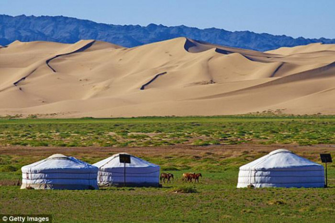 Cảnh quan tiêu biểu của Mông Cổ với những đụn cát tuyệt đẹp, những chiếc lều tròn truyền thống, đàn gia súc... trên sa mạc Gobi . (Ảnh: Getty)