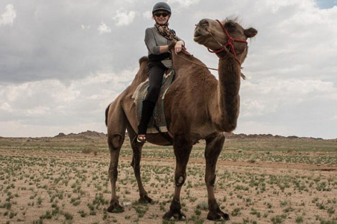 Du khách có thể "bắt taxi" trên sa mạc theo kiểu truyền thống Mông Cổ là… leo lên lưng lạc đà. (Daily Mail)