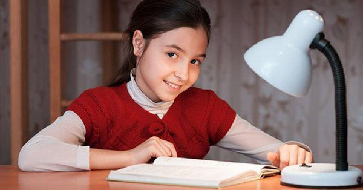 Sức khỏe đời sống - Dùng đèn học cho con nhất định phải biết điều này để không hại mắt
