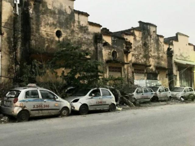 Tin tức trong ngày - Giật mình dàn xe taxi "rác" vứt la liệt chật vỉa hè ở Hải Phòng