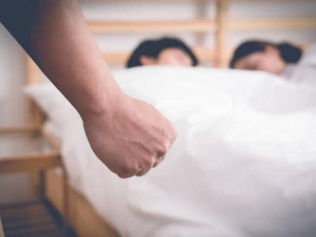 Bạn trẻ - Cuộc sống - Chồng bình tĩnh thỏa thuận với nhân tình của vợ, tưởng cao tay không ngờ bị một vố điếng người