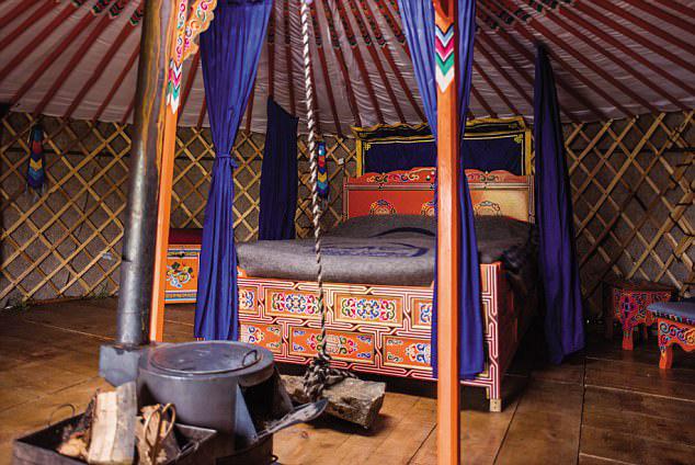 Du khách đến Mông Cổ có thể lưu lại qua đêm trong những chiếc lều tròn truyền thống, tiếng Mông Cổ gọi là Yurt hoặc Ger, rất ấm cúng và thoải mái. (Ảnh: Daily Mail)