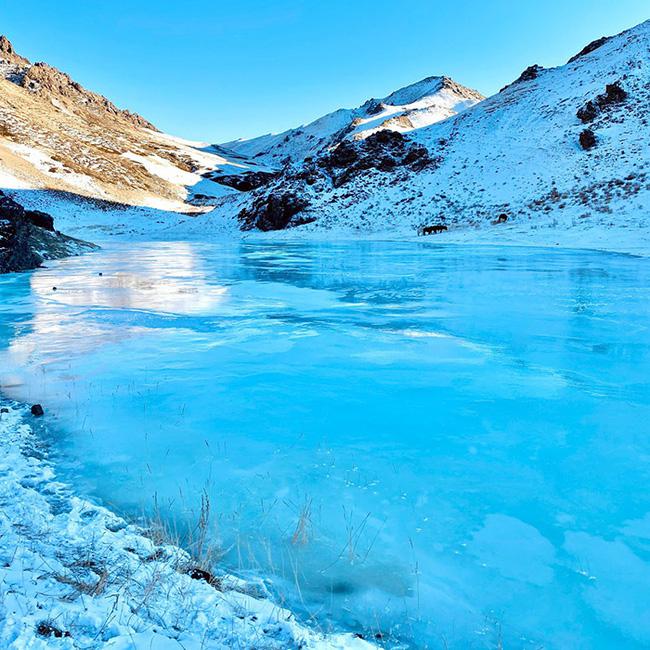 Cánh đồng băng của thung lũng thung lũng Yolin Am chắc chắn là điểm đến Top đầu làm say đắm lòng các du khách lựa chọn một chuyến phiêu lưu độc đáo tới Mông Cổ trong mùa Đông. (Ảnh: outdoorsome)
