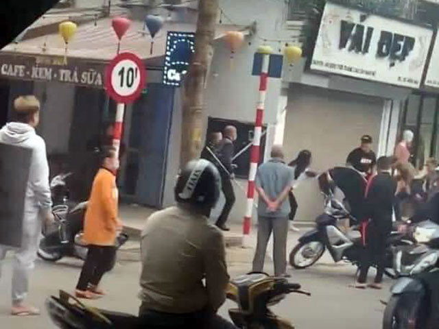 Pháp luật - Clip: Hai cô gái xô xát trên phố HN, nhóm thanh niên cầm hung khí xông vào đánh hội đồng