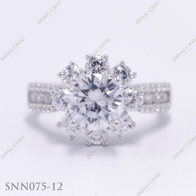 Một số sản phẩm trang sức được thiết kế tinh xảo với nguyên liệu nhập khẩu từ Ý tại Tiệm vàng Đông Châu 