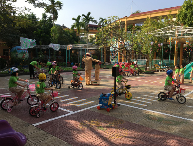Trường mầm non 1-6 (Hải Phòng) hướng dẫn các bé về ATGT