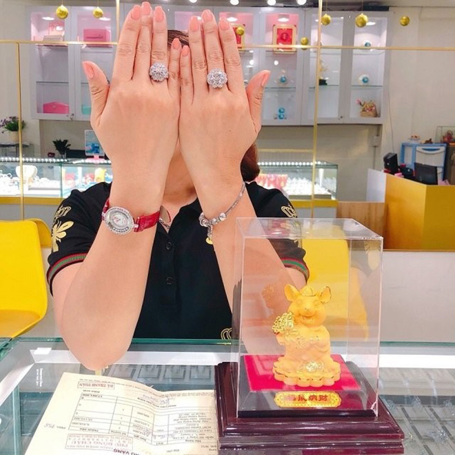 Khách mua hàng tại Đông Châu Jewelry