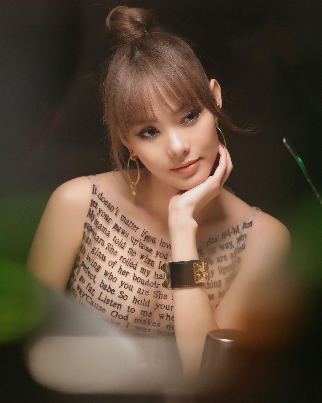 Minh Hằng mặc trang phục voan màu nude xuyên thấu&nbsp;với họa tiết in chữ nhìn như vẽ lên da nhưng không hề bị chê phản cảm. Người đẹp chọn mặc áo ngực tiệp với da, không đường viền để tạo sự tinh tế.