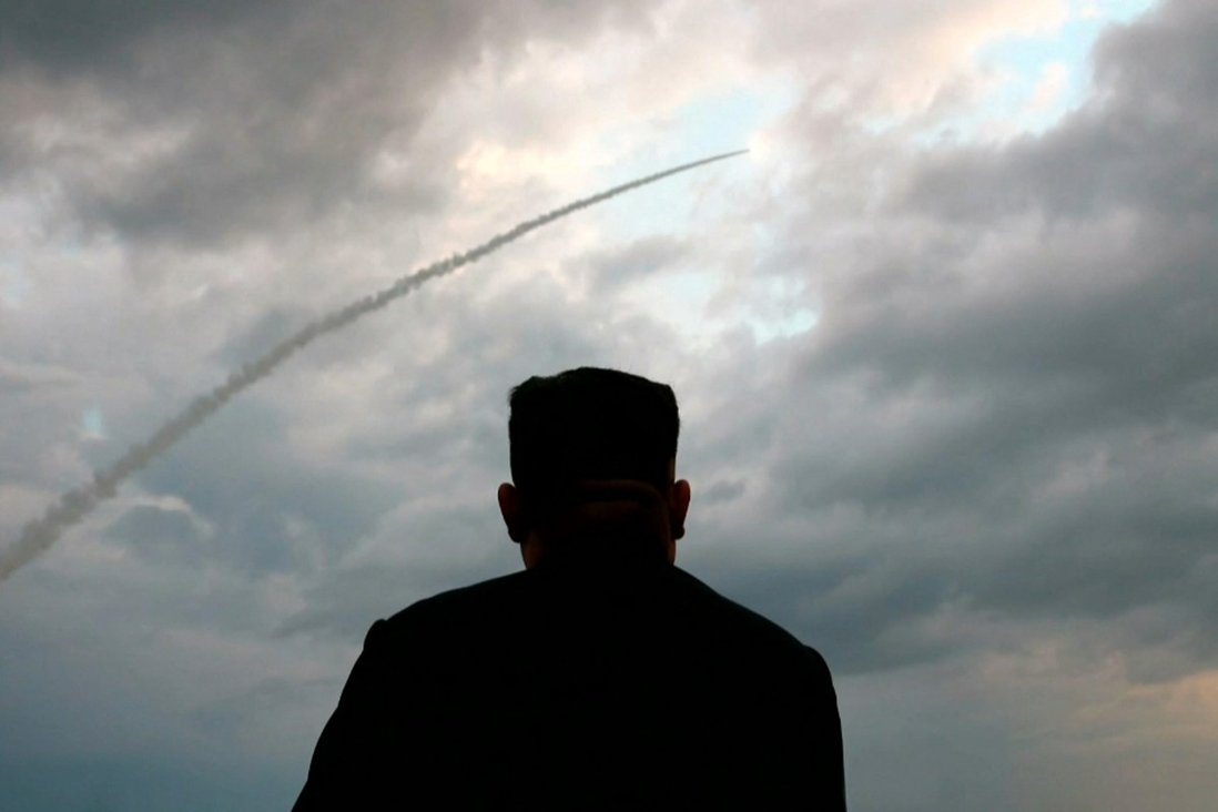 Nhà lãnh đạo Triều Tiên Kim Jong Un thị sát một vụ phóng thử tên lửa.