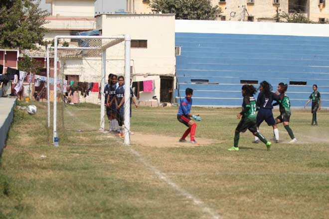 Masha United (áo xanh lá&nbsp;- đen) vùi dập Karachi Women FC 35-0 khi ngôi sao Anita KC ghi đến 16 bàn trận này