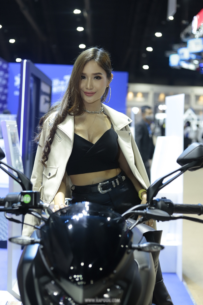 Chế ngự trên mô tô mới.

