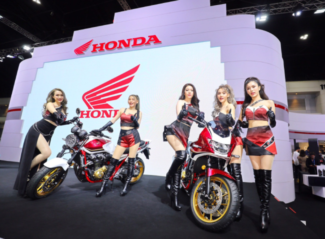 Dàn người đẹp khoe sắc rực rỡ bên mô tô CB1300 của Honda.
