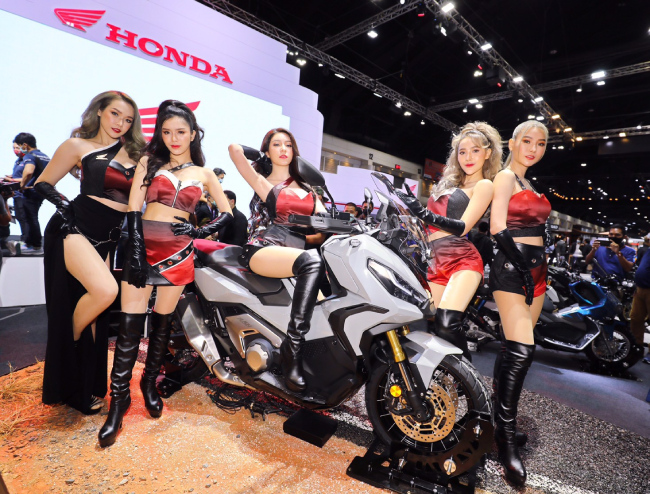 Nhiều mẫu xe máy được trình diện tại Motor Show 2021 đáp ứng nhu cầu của người tiêu dùng. Đây là dàn người đẹp đang quần tụ, chế ngự trên mẫu SUV Bike X-ADV750 của Honda. Mẫu xe tay ga này có giá lên tới vài trăm triệu đồng.
