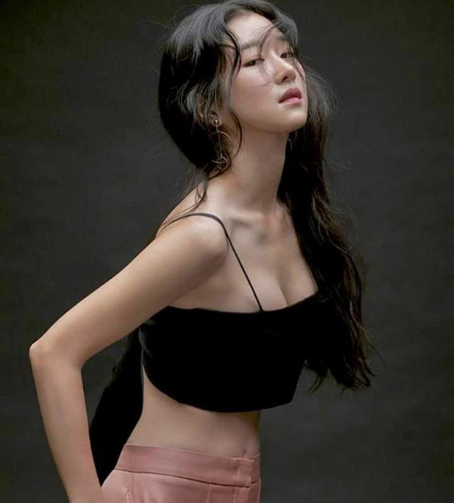Trong khi đó, sao nữ Seo Yi Jin của showbiz Hàn lại bị chê diễn cảnh nóng “đơ như gỗ”. Đó là khi cô tham gia bộ phim Another Way cùng tiền bối Kim Jae Wook.
