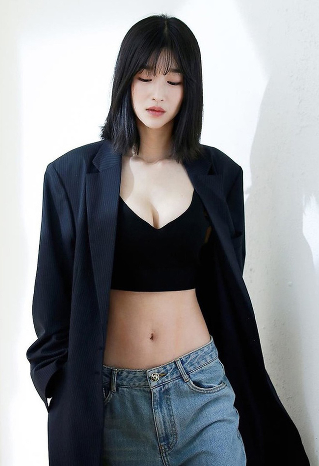 Vòng eo 'con kiến' của Seo Ye Jin giúp cô ghi điểm trong các trang phục crop top, hở eo.
